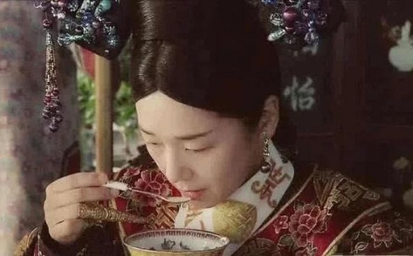 TỪ HY THÁI HẬU: TIÊU THỤ 1.500 TỔ YẾN MỖI NĂM